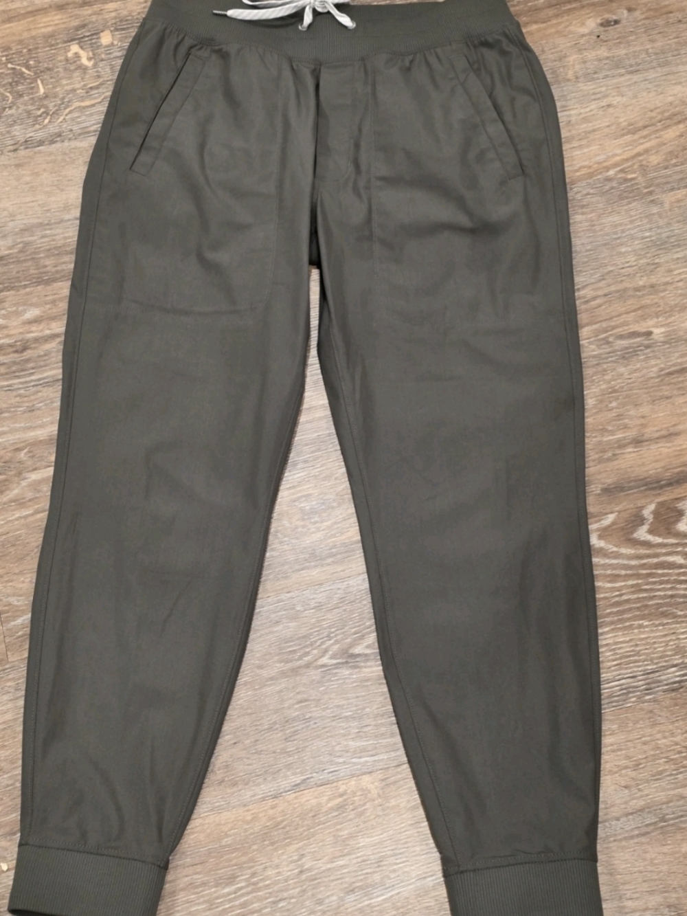 Vuori Meta Olive Green Joggers (Tiny Flaw Right Pocket)